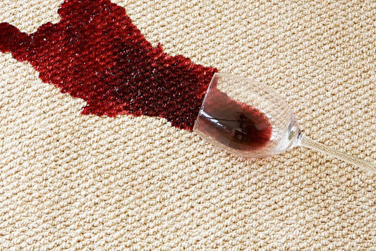 ¿Cómo limpiar las manchas de vino tinto de una alfombra?